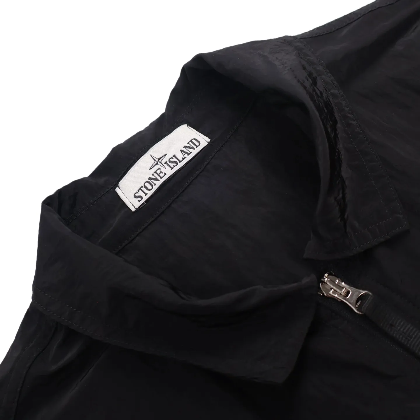 P480 Exclusive supply] Stone Stone Island arm armband logo jacket is made of woven nylon fiber. It is extremely light, durable and wear-resistant. During the spinning process, the nylon fiber is steam-treated to obtain a texture comparable to organic fiber. Multiple work pockets are hand-sewn. A finished product is very time-consuming and labor-intensive. Just to pursue the most perfect texture. Classic logo square badge on the placket. Thickened quilting, windproof and warm. A full set of multiple special buttons and hardware accessories. Original YKK zipper fabric is waterproof. Size:S.M.L.XL